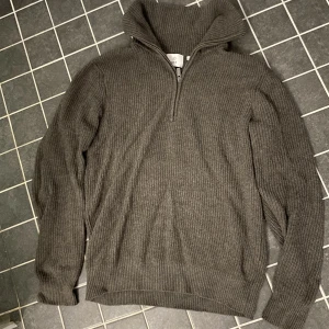 Bläck Half Zip  - En grå brun stickad half zip från bläck. Haft denna sedan jul och använde mer under vinter och innan våren. Väldigt bra skick och bra inför hösten och vintern. Ganska stor krage. Storlek S. 