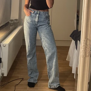 Snygga low waisted jeans  - Helt oanvända jeans från ASOS i storlek W28/L32