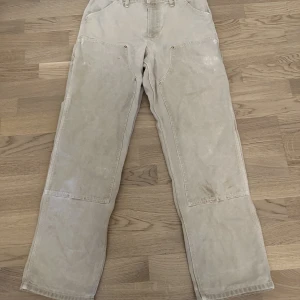 Carhartt carpenters - Feta carhartt double knee carpenters. Byxorna är lite slitna med ett märke på vänstra knä som går att tvätta noga. 7/10 skick. Nypris: 1299 Mitt pris: 400