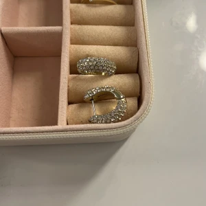 Örhängen  - Jättefina örhängen! Det ända är att en pärla har lossnat på ena örhänget men de är verkligen inget som syns💗(se bild två)