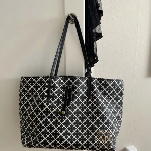 Malene Birger väska  - Säljer denna Malene Birger väska då ja köpt en ny. Den är väll andvänd där av priset. Fler bilder finns💗 priset kan diskuteras!!