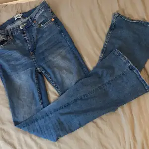 Säljer mina mörkblåa boot cut jeans från lager 157