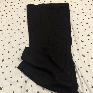 Svart mönstrad Maxi kjol storlek S - Anänd endast en gång och är i absolut nyskick.