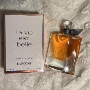 Lancome Parfym  - Säljer denna La vie est Belle parfymen i 100 ml. Max 5 sprut sprejade och såklart den äkta parfymen. 