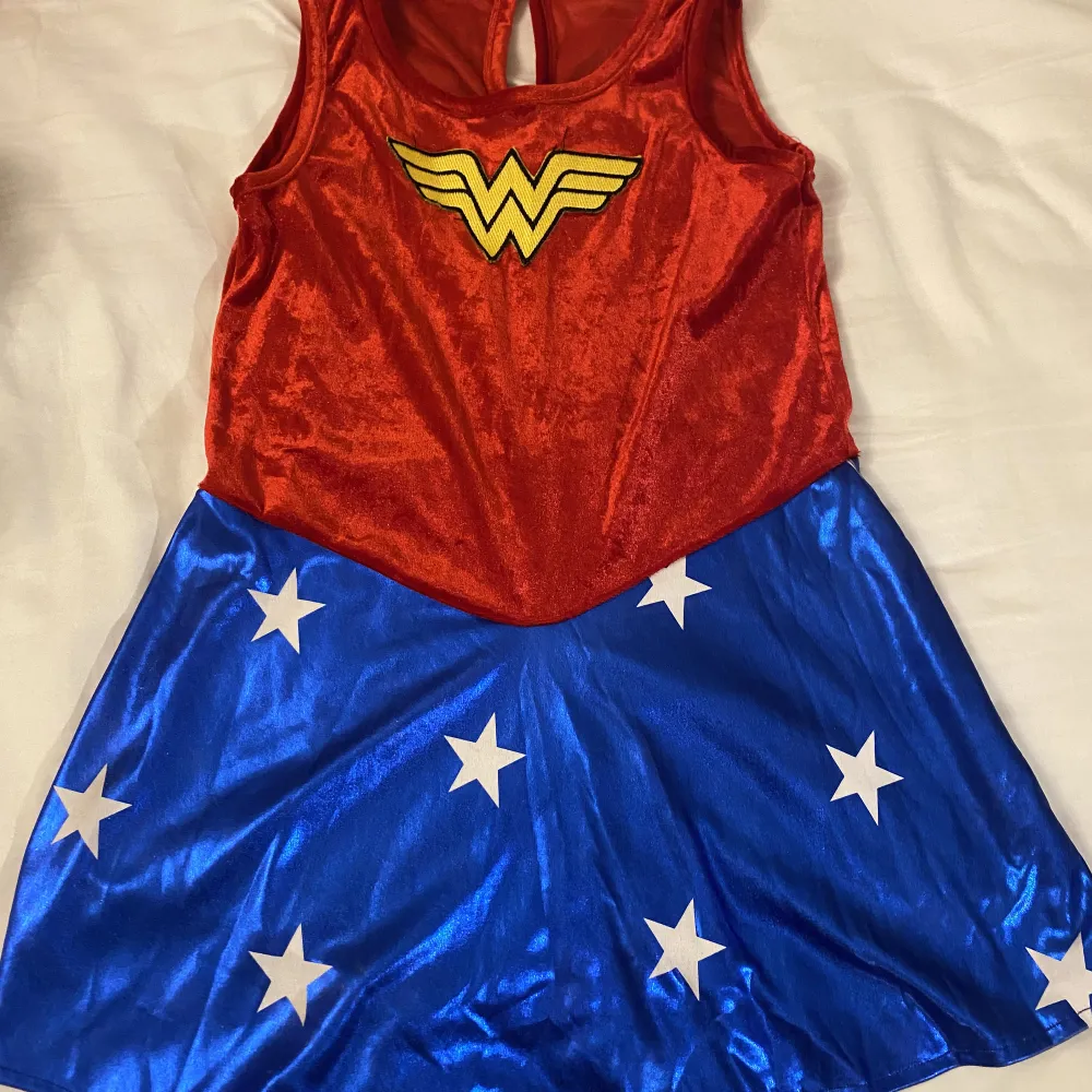 Säljer detta denna Wonder Woman outfiten / kostymen för att jag inte får användning av den 🫶. Övrigt.