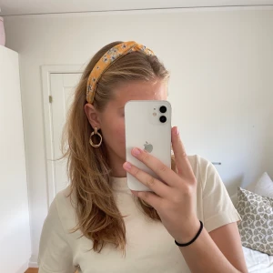 Diadem  - Gult diadem med blommönster på🌻 köpt för längesen så är osäker på märket men tror det är HM använda fåtalgånger och är i mycket fint skick! (Frakt tillkommer!)🥰
