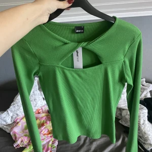 grön tröja - Jättecool grön tröja från gina som tyvärr aldrig kommit till användning! 