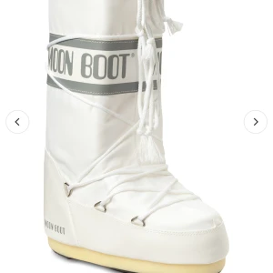 MOONBOOTS - VITA - (Inte mina bilder) - Säljer dessa för de it används längre. Storlek 35-37 men känns större, jag som har strl 38 kan ha dom utan problem. Skorna har en viss dels missfärgning, men det går att tättas av. Kontakta vid intresse 😁💕
