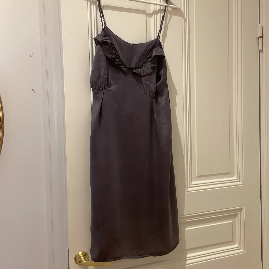 Underklänning i siden, mörkgrå.