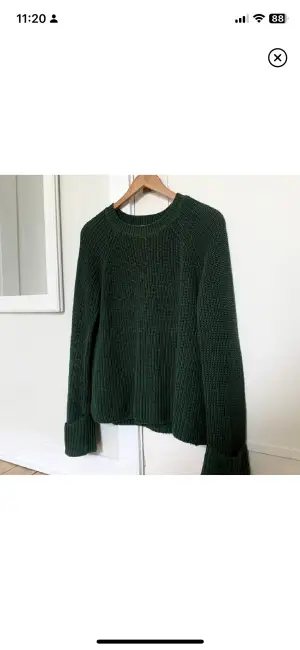 Grön stickad tröja från Noisy May. Säljer då jag inte använder så mycket. Liten defekt vid ärmen vilket är varför jag säljer den billigare. Storlek S💚 