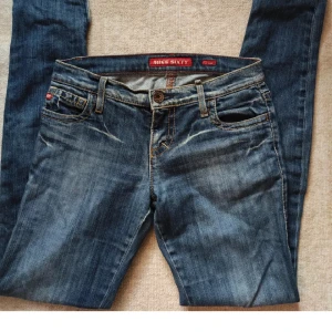 Low waist jeans - Low waist jeans från miss sixty!🩷 Superfina säljer pga att dem är lite för små för mig. Storlek 27 och passar bpgon som är ca 165 cm! Lånade bilder kontakta mig om ni vill ha fler!