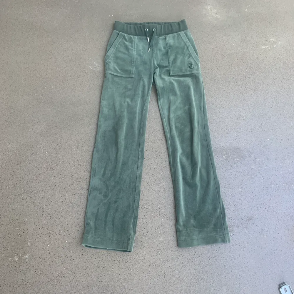 Jag säljer dessa gröna juciy byxor i storlek xxs! De är uppsydda vilket gör att de passar någon som är mellan 145-155 ungefär. De är i väldigt fint skick!. Jeans & Byxor.