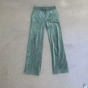 Jag säljer dessa gröna juciy byxor i storlek xxs! De är uppsydda vilket gör att de passar någon som är mellan 145-155 ungefär. De är i väldigt fint skick!