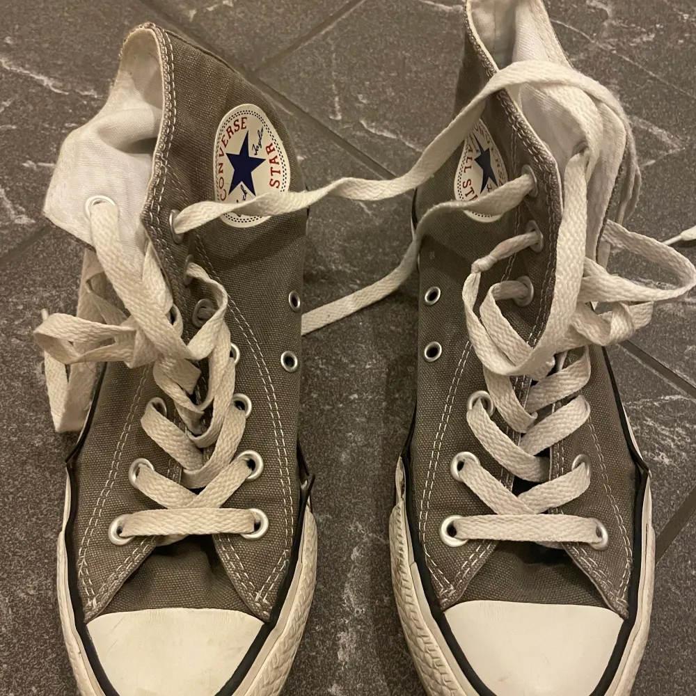 Beige/bruna converse storlek 37 lite defekter fram därav priset. 150kr plus frakt. Skor.