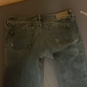 Lågmidjade diesel jeans - Säljer dess super snygga lågmidjade diesel jeans då de tyvärr är för små för mig. De har en straight passform i benen och så fin logga. Skriv vid intresse/frågor eller om du vill ha fler bilder. Pris kan diskuteras! Postar eller möts upp. :)