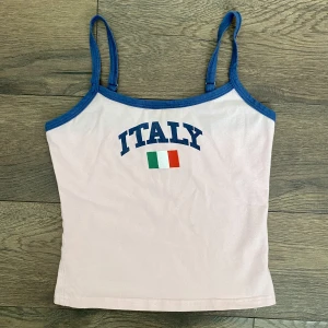 Linne - Ett linne i strl M. Sitter dock som S. Liten liten missfärgning mellan A och L. Syns knappt. Köpare står för frakt💗