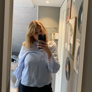 Blå randig blus - Jätte söt blus i bra skick använd några få gånger🫶