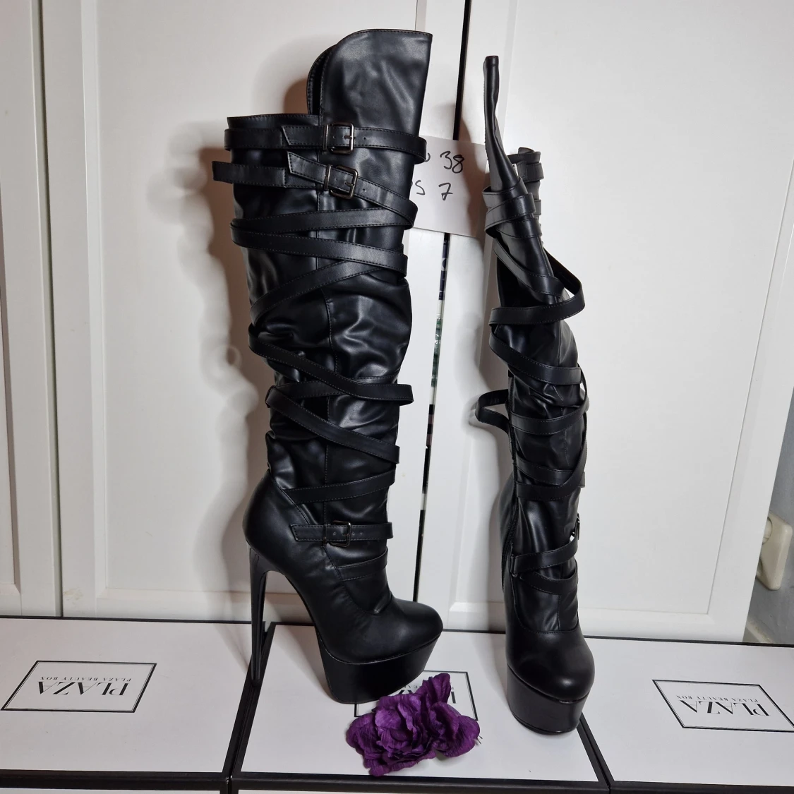 Stövlar med remmar strl 38