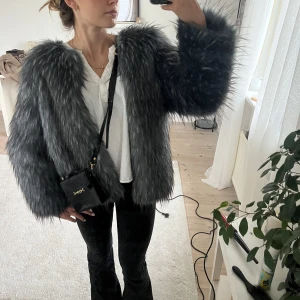 Päls jacka!! - Säljer denna jätte snygga pälsjacka!!🤩 extremt snygg osäker på om jag vill sälja kom med bud🥰❤️