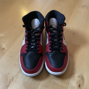 Air Jordan  - Air Jordan 1 mid Chicago black toe. Köpta för 3300 kr. Använda fåtal gånger, i bra skick! 
