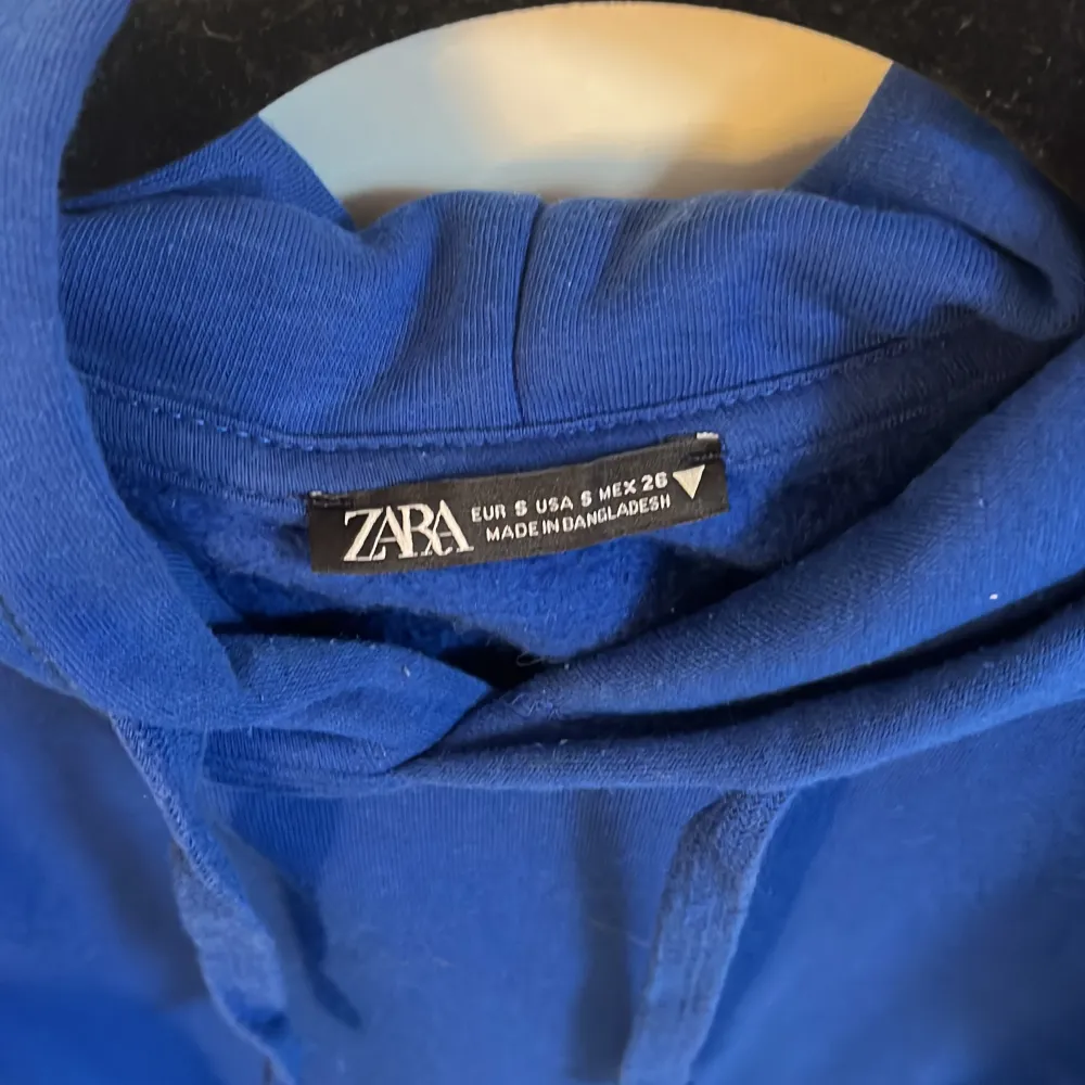 Skir snygg blå hoodie. Den är knappt använd och sticker ut. Den är väldigt mjuk. 💞. Hoodies.
