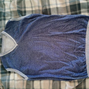 Sweatervest/pullover - Bra skick, någon tråd som hänger, Storlek M