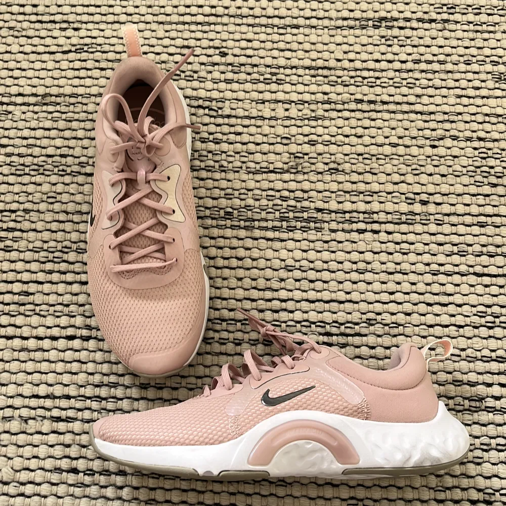 Helt nya skor i strl 37.5 från Nike i en jättefin rosa färg💌. Skor.