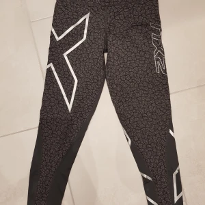 Nya träningstights - 2XU 3/4 träningstights endast testade 1 gång o tvättade 1 gång. Nypris runt 800 kr.