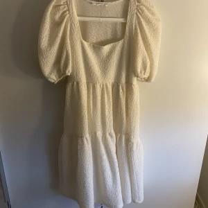 vit klänning  - suuuper fin klänning! använd fåtal gånger.