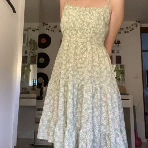 blommig klänning  - jättesöt sommarklänning!! använd fåtal gånger. storleken är uppskattad men skulle säga att den sitter som en s!!