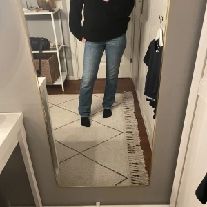 Mid Rise straight jeans från zara - Populära zara jeans i en superfin blå färg. Storlek 34 och i mycket bra skick. Säljer pga att de tyvärr blivit försmå💗