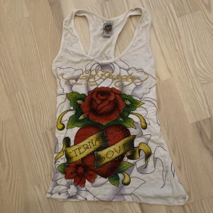 Ed hardy linne - Jätte snyggt y2k ed hardy linne. Säljer då jag har ont om plats i garderoben💗Defekter: ett litet hål (se bild 3) och några rhinestone saknas 