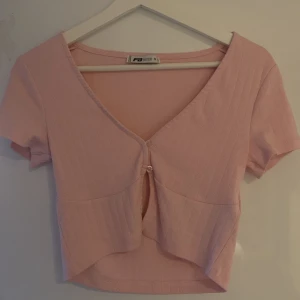 Rosa topp - Jättesöt rosa topp med små hjärtan. Storlek S💕