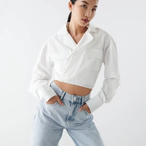 Gina tricot skjorta  - croppad skjorta med knytband i midjan. Från gina tricot. Nypris var 400kr slutsåld idag 