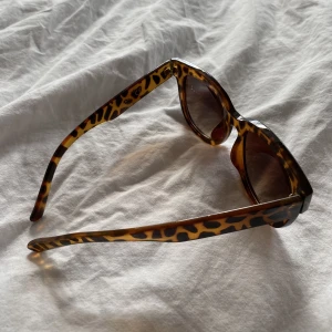 Solglasögon  - Solglasögon i leopardfärg 🐆 