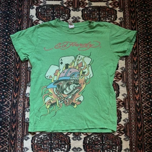 Ed Hardy t-shirt - En Ed Hardy tröja i barnstorlek som sitter som en XS tröja! Jag är ca 185 cm och tröjan sitter lite tajt på mig. 💚 