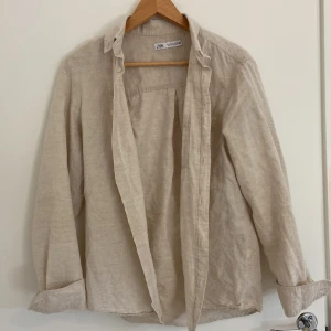 Zara skjorta - Skick 10/10 Använder inte längre Hör av er vid frågor!