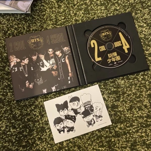 BTS- album  - Bts album 2Cool4Skool 🤩det på bilden är det som medföljer. Köparen står för frakten, kontakta mig om du vill köpa💌