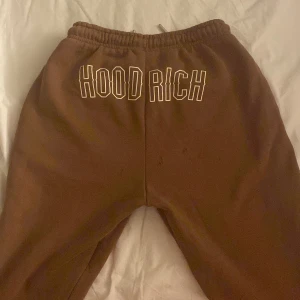 Hoodrich byxor! - Jätte skönaaa hoodrich byxor men säljer för att dom e för små för mig tyvärr dom har en bleknings fläck i mellan bena å bytte håll där bak som knappast syns!🤗🫵🏻💋❤️