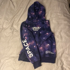 Mjuk luvtröja Nasa space rymden  - Mjuk luvtröja med Nasa tryck,använd 1-3 gånger. Skön att ha på sig och de står ”SPACE” på en av ärmen.🪐🌚🌙⭐️