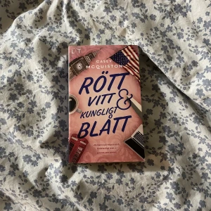 rött vitt & kungligt blått / red white & royal blue - pocketbok, helt ny och oläst, på svenska 🫶  