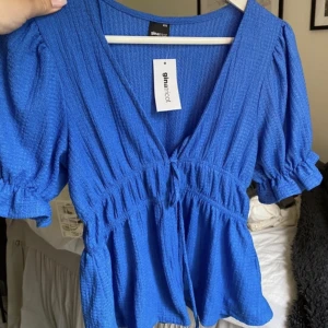 Blå blus - Jättefin blus från Gina Tricot, säljer då den tyvärr inte kommer till användning. Diskuterar gärna priset💖LÅNADE BILDER!!