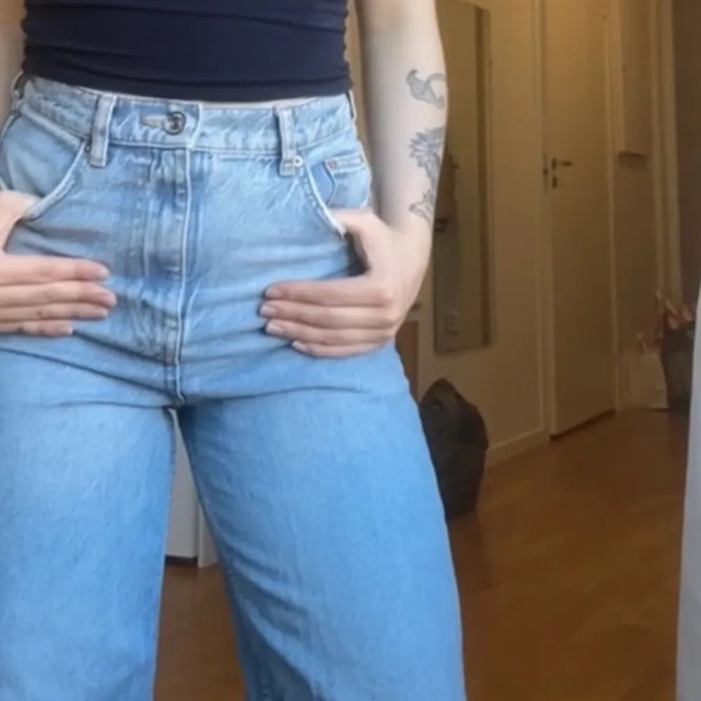 Wide leg Jeans från Gina tricot i stl 34  Jättebra skick, knappt använda 🥰  Jag är 158cm och har oftast 34/36 i jeans och byxor. Dessa är stretchiga och väldigt sköna.  Säljes för 79kr . Jeans & Byxor.