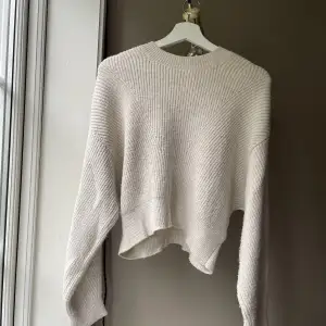 Croppad stickad tröja i en beige färg, från chiquelle. Endast använd fåtal gånger, super härligt material, bra kvalite. Köpt för 499kr