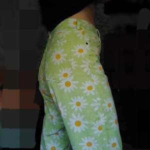 Superfina, färgglada, blommiga jeans från monki, highwaist.  I fint skick!🌻🌱