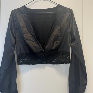 Tröja - Siden tröja med spets i storlek L/XL 