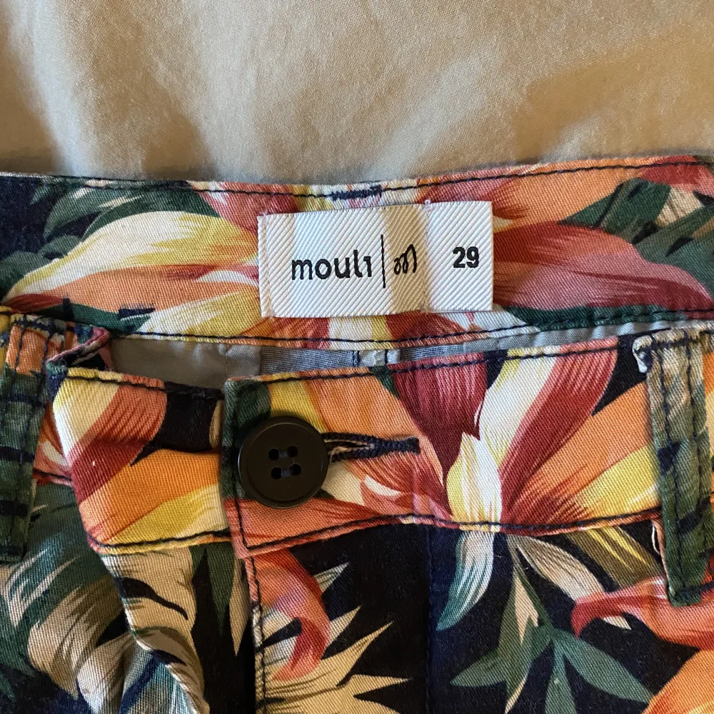 Säljer ett par tygskjorts från märket mouli. Skicket är som nytt då dem knappt är använda. Storlek 29 (skulle uppskatta att dom är någonstans mellan medium och small.). Shorts.