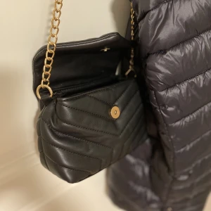 Väska - En svart väska med guldkedja! 