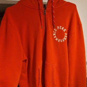 Peak performance hoodie - Bra skick. Inga revor eller trasiga trådar.  Det enda är en liten fläck på höger bröst. Går säkerligen tvättas bort med rätt medel.