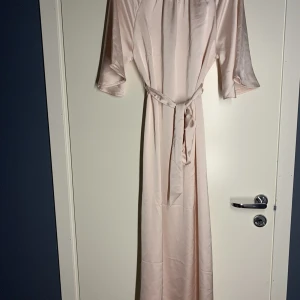Populär H&M klänning  - Jättefint material  Aldrig använt  Färg : Ljusrosa/ pärl färg 